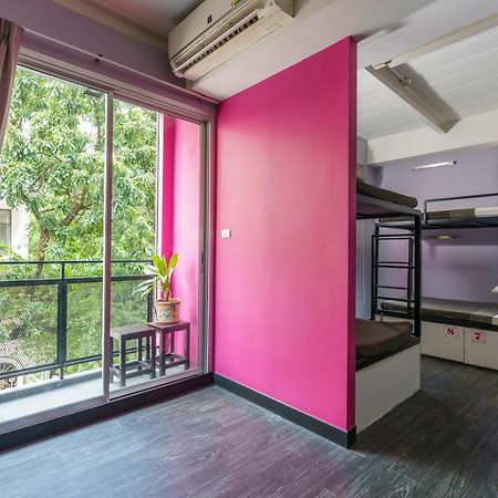 Cheqinn Hostel - Sukhumvit 4 Nana Plaza Bangkok Luaran gambar