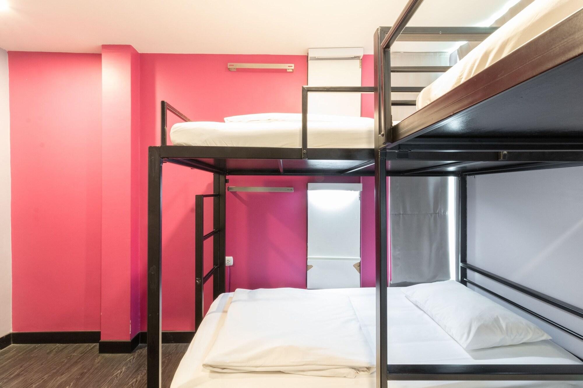 Cheqinn Hostel - Sukhumvit 4 Nana Plaza Bangkok Luaran gambar