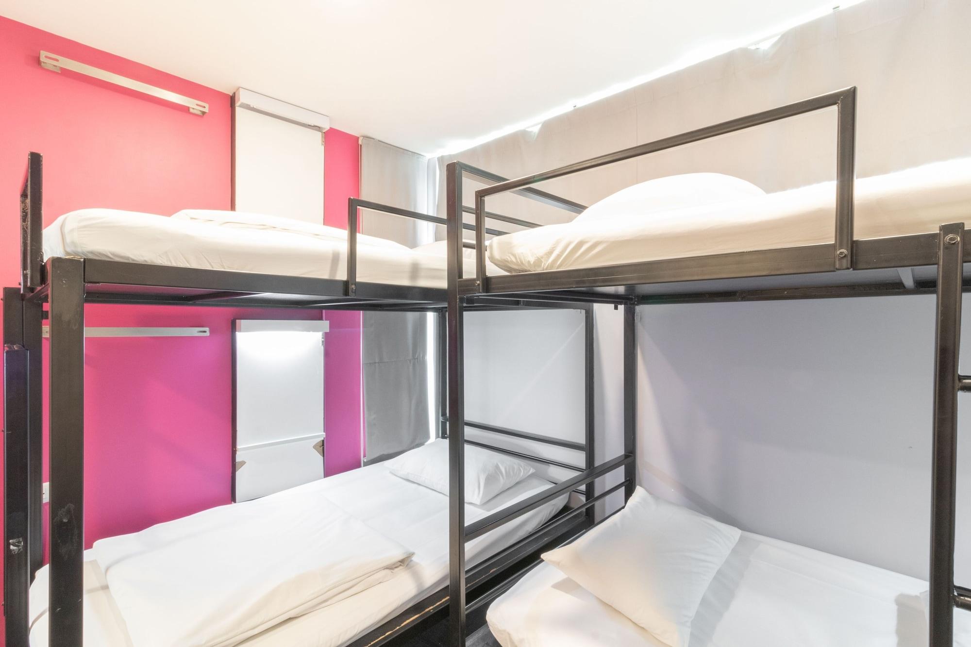 Cheqinn Hostel - Sukhumvit 4 Nana Plaza Bangkok Luaran gambar