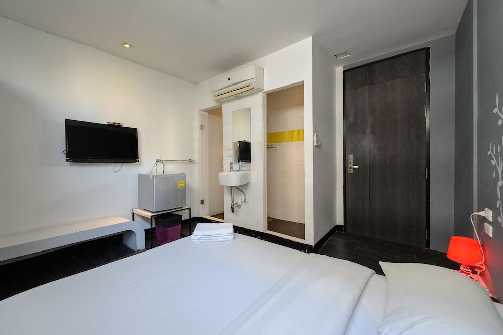 Cheqinn Hostel - Sukhumvit 4 Nana Plaza Bangkok Luaran gambar