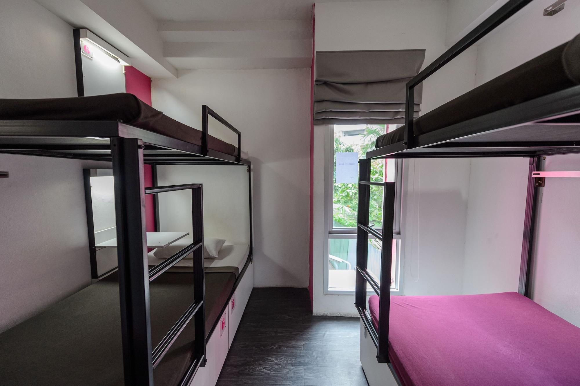 Cheqinn Hostel - Sukhumvit 4 Nana Plaza Bangkok Luaran gambar