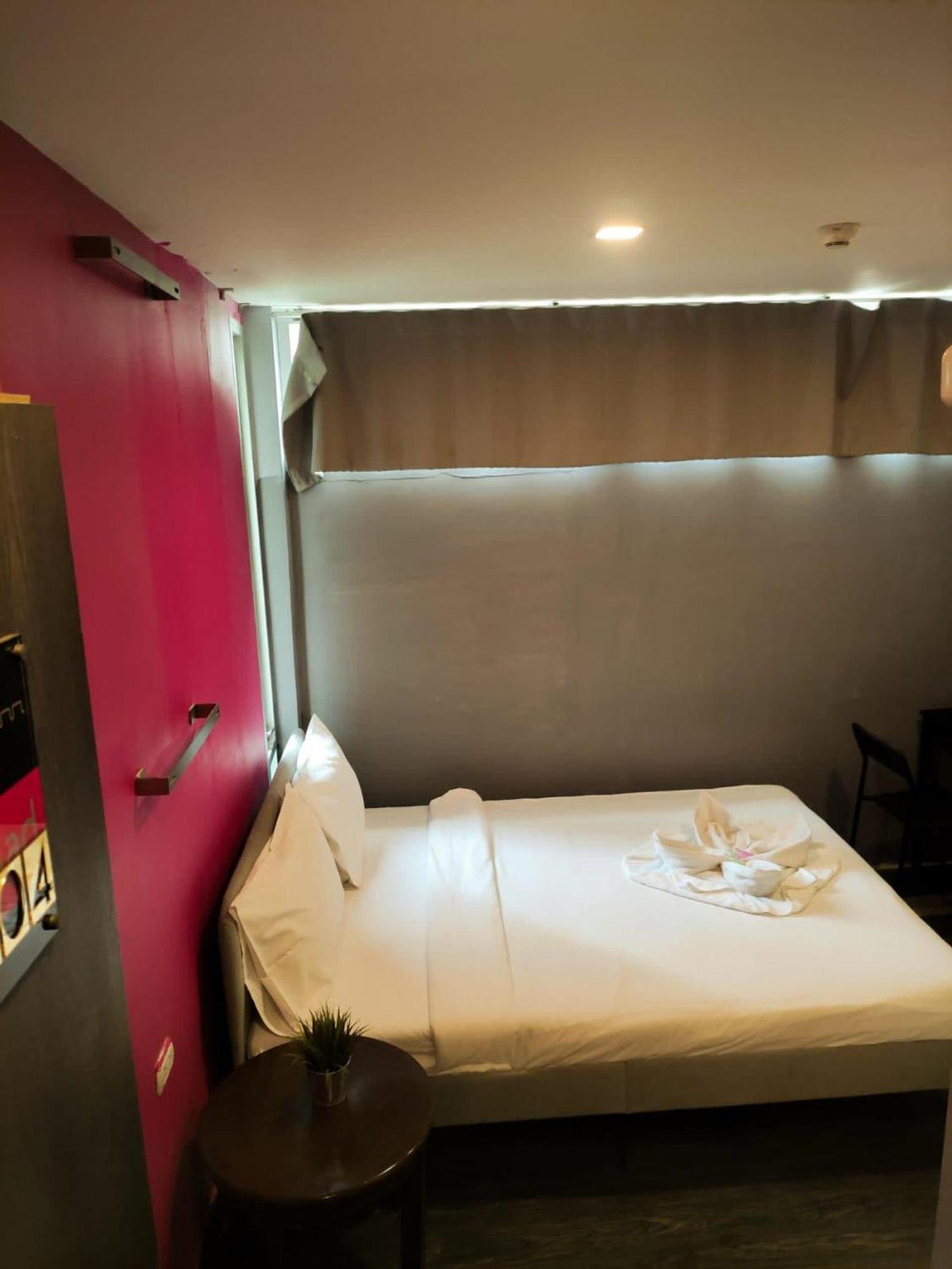Cheqinn Hostel - Sukhumvit 4 Nana Plaza Bangkok Luaran gambar