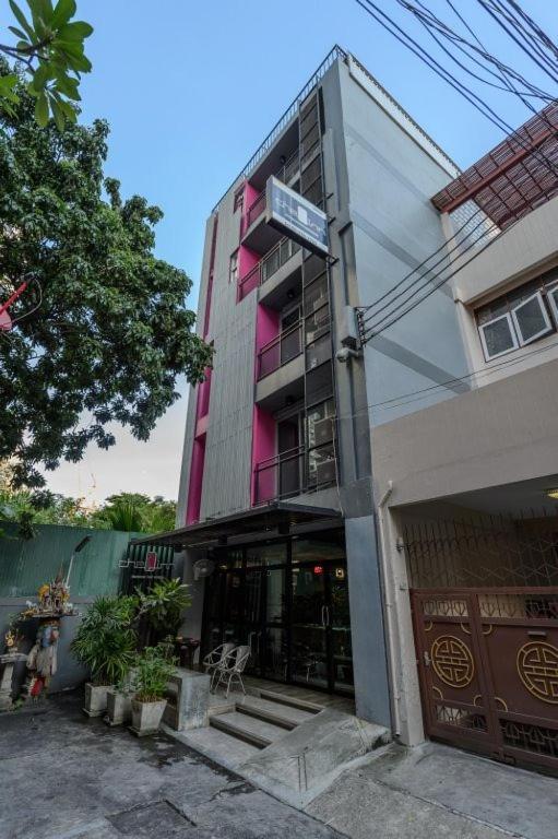 Cheqinn Hostel - Sukhumvit 4 Nana Plaza Bangkok Luaran gambar