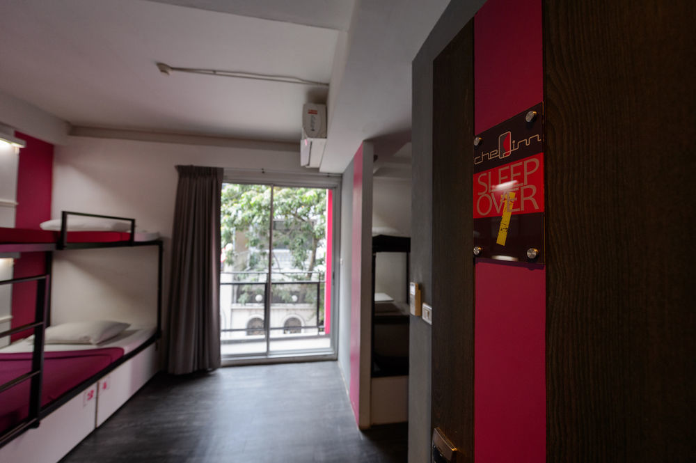 Cheqinn Hostel - Sukhumvit 4 Nana Plaza Bangkok Luaran gambar