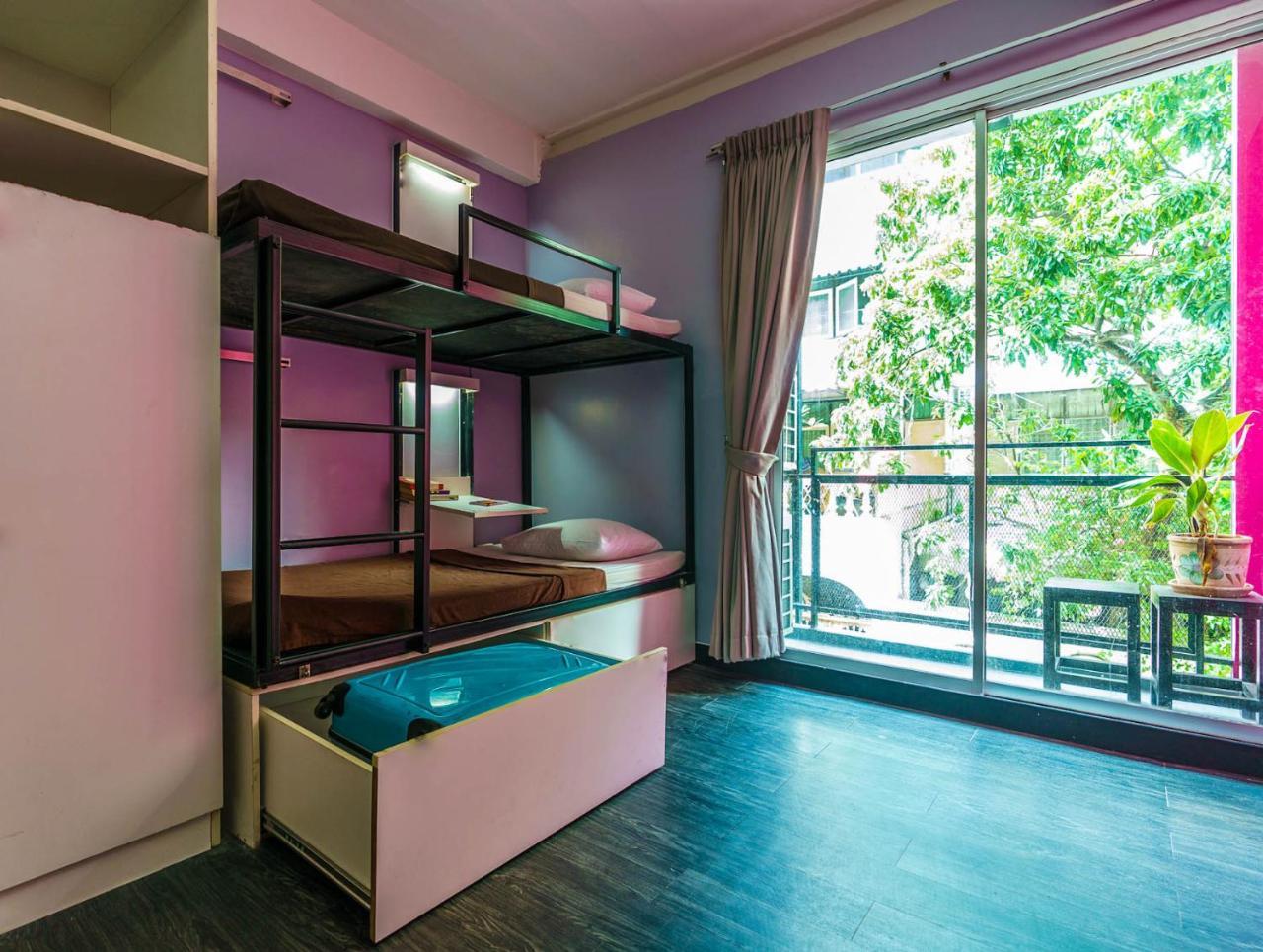 Cheqinn Hostel - Sukhumvit 4 Nana Plaza Bangkok Luaran gambar