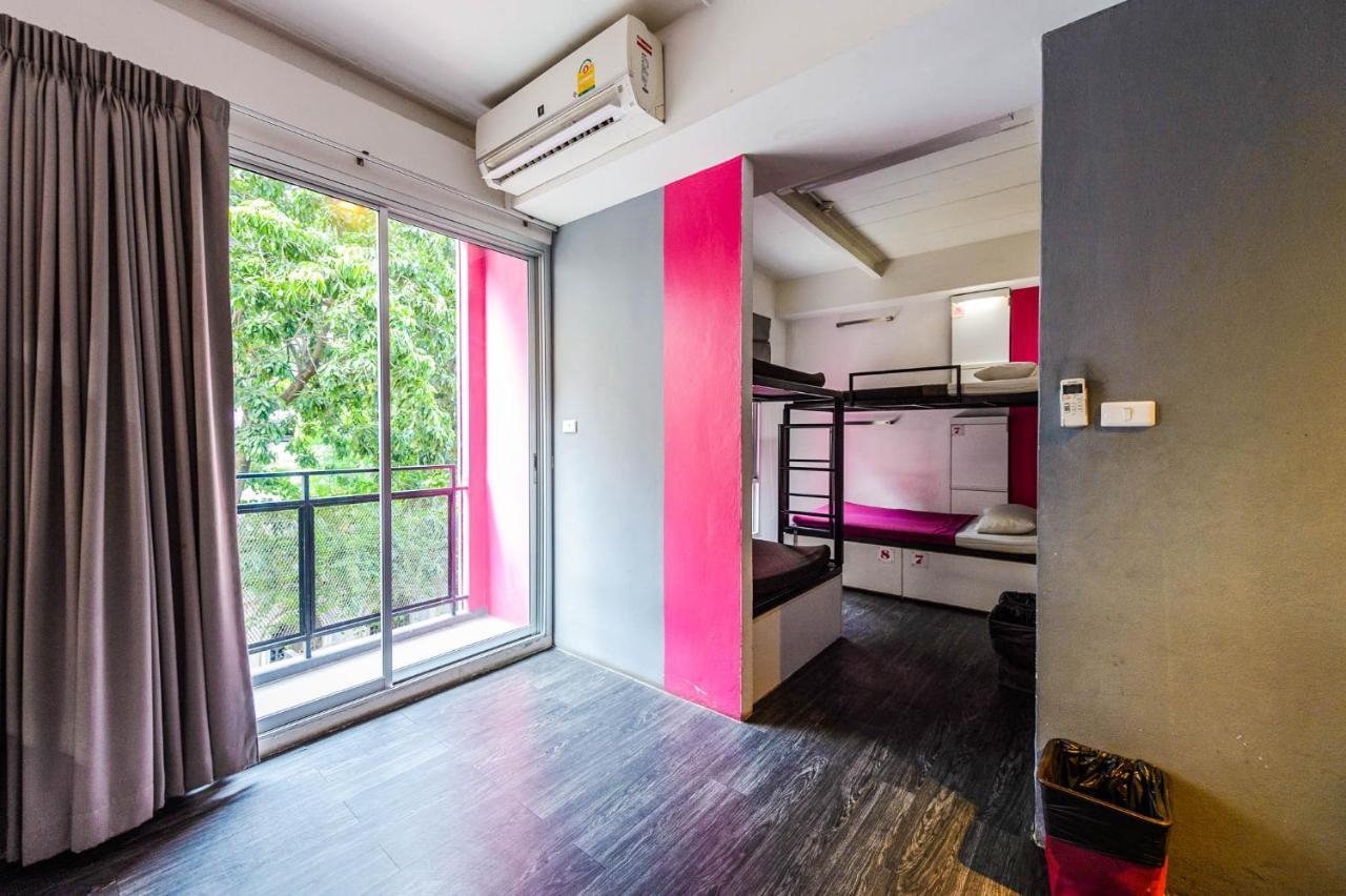 Cheqinn Hostel - Sukhumvit 4 Nana Plaza Bangkok Luaran gambar