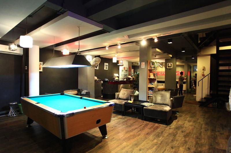 Cheqinn Hostel - Sukhumvit 4 Nana Plaza Bangkok Luaran gambar