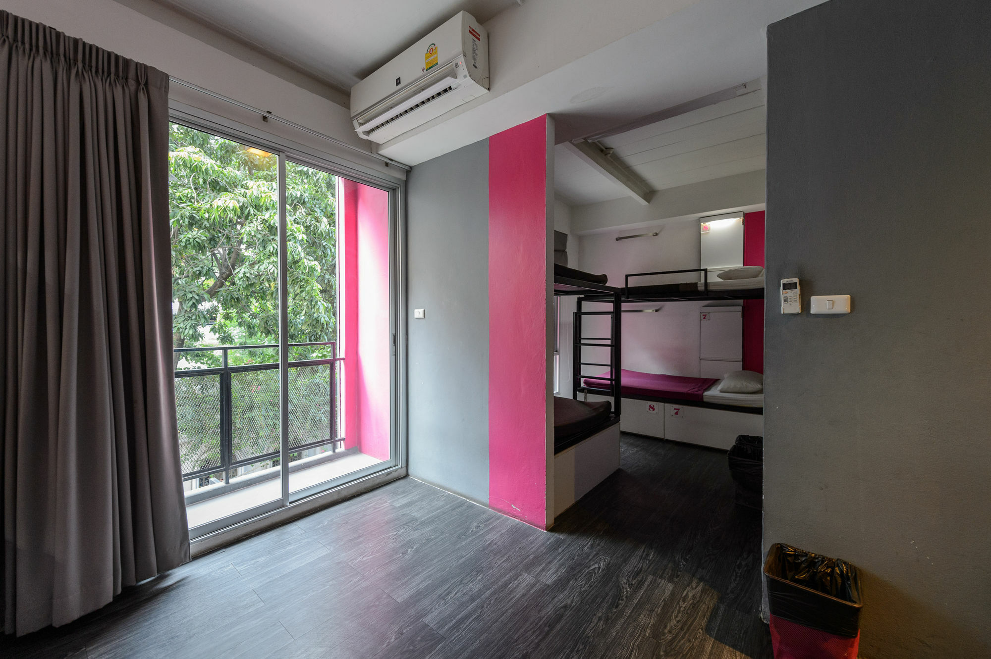 Cheqinn Hostel - Sukhumvit 4 Nana Plaza Bangkok Luaran gambar