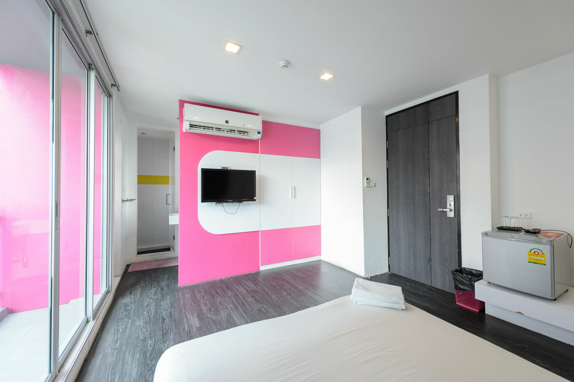 Cheqinn Hostel - Sukhumvit 4 Nana Plaza Bangkok Luaran gambar