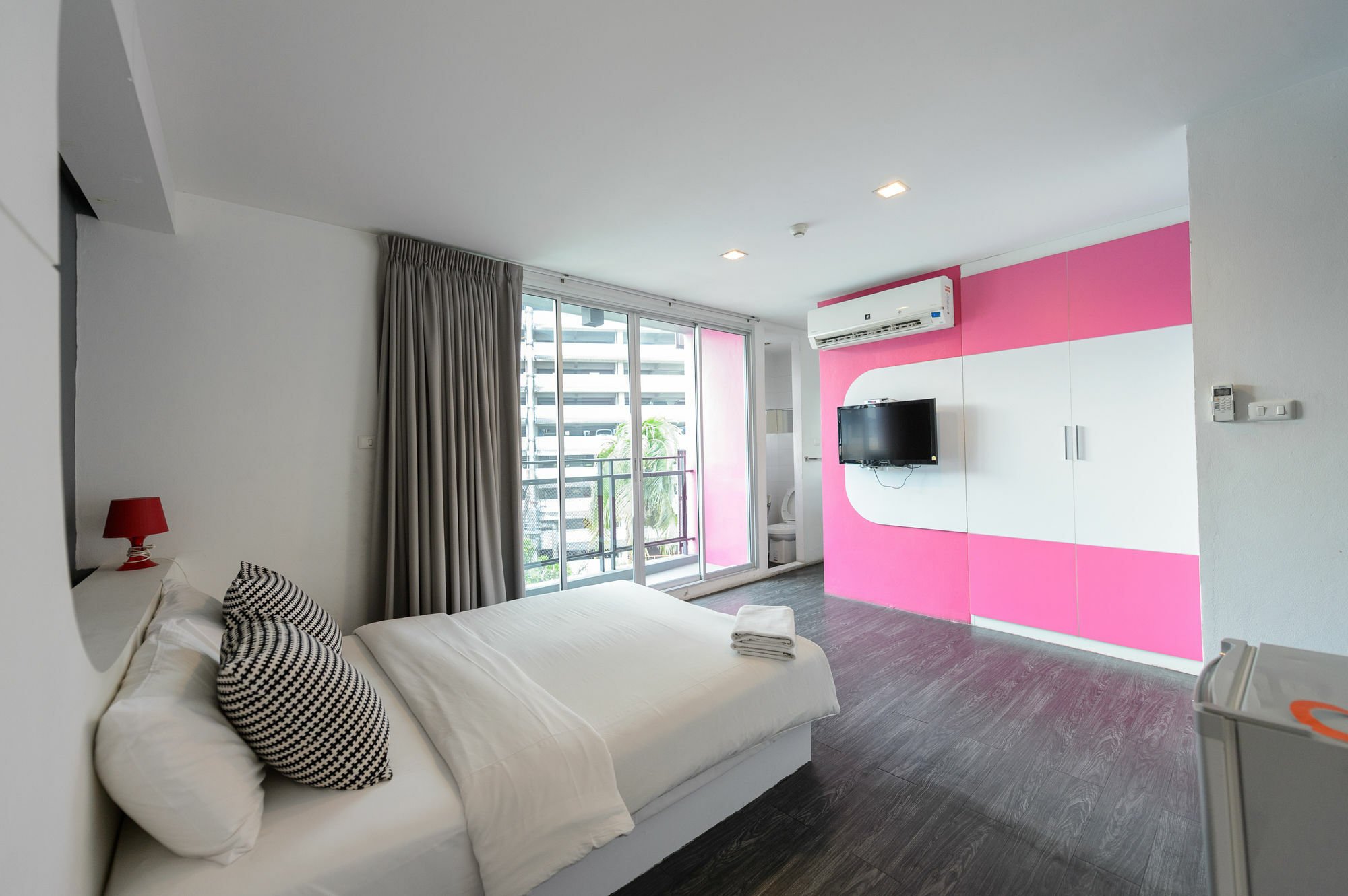 Cheqinn Hostel - Sukhumvit 4 Nana Plaza Bangkok Luaran gambar
